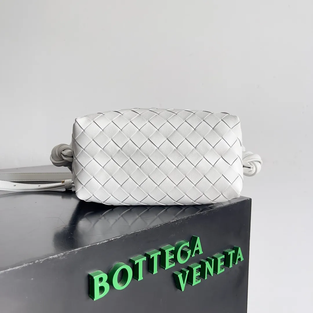 Batch 1360 BOTTEGA VENETA 2024 new loop is here! ! Many girls who like BV have owned the Loop bag. It has a simple appearance, classic weaving, and a compact and lightweight bag shape. This innovation continues the "camera bag" shape. Unlike the traditional Loop bag, which can only be worn as a crossbody bag, this innovation It can be carried by hand or cross-body, satisfying both the concave shape and daily needs. The oversized buckle can be folded and used as a handle. The sultry heat in summer ☀️ usually reduces people's desires. Having a lightweight bag will greatly enhance the happiness of traveling🫧 Style number: 796615 Size: 19*12*9cm